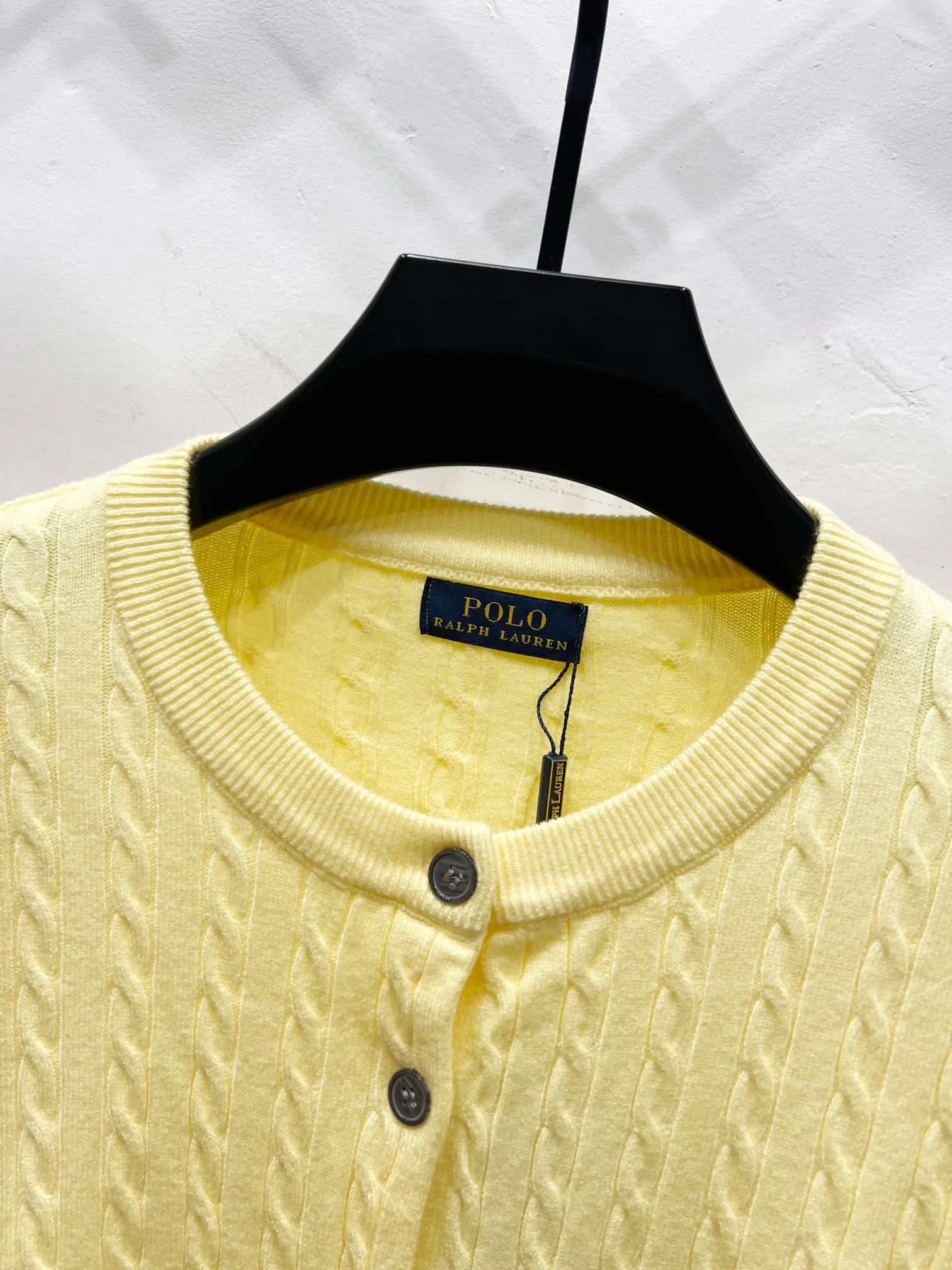 P180 Style number: (Q058) Ralph Lauren classic round neck solid color pony embroidered logo knitted cardigan long sleeves Ralph Lauren classic basic versatile twist knitted cardigan long sleeves Main supply platform live broadcast Wholesale entities Replenish when out of stock Not removed from the shelves Quality 1:1 version Complete three labels Correct version of pony logo Imported quality cotton yarn Focus on high-end Cost-effective Good quality Needless to say Zhao Lusi's same style is really amazing. It's so sweet. I'm so pretty. This cardigan is really good-looking. The upper body is simple and easy to wear. It's a must-have for goddess ootd. Good-looking clothes are never picky. A must-have in the wardrobe of goddesses. Size: S-XL. Color: black, apricot, gray, navy blue, red, white.